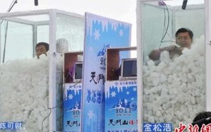 Trung Quốc: Người đàn ông 60 tuổi lập kỷ lục tắm đá lâu nhất thế giới